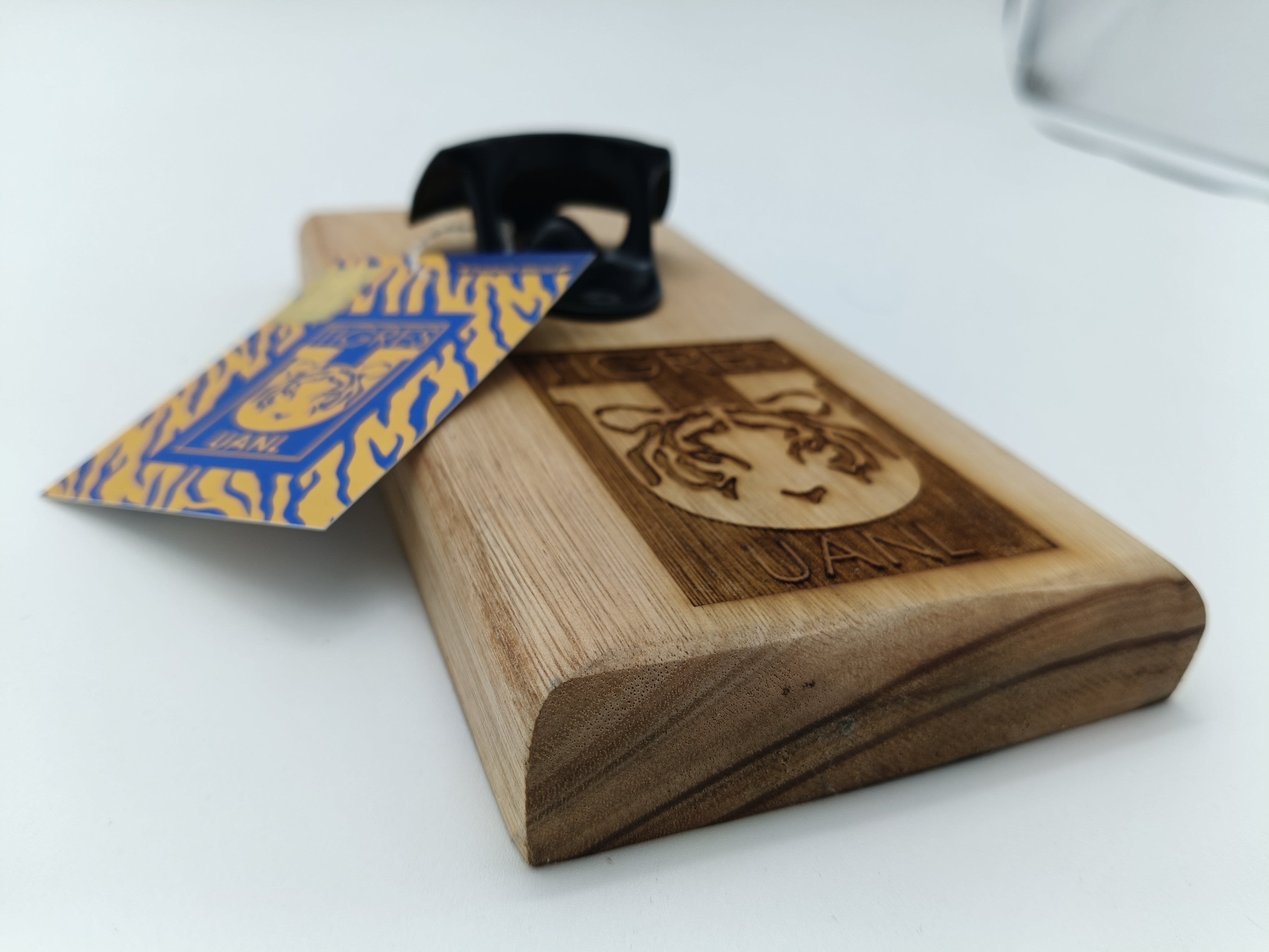 80830 DESTAPADOR ESCUDO TIGRES DE MADERA