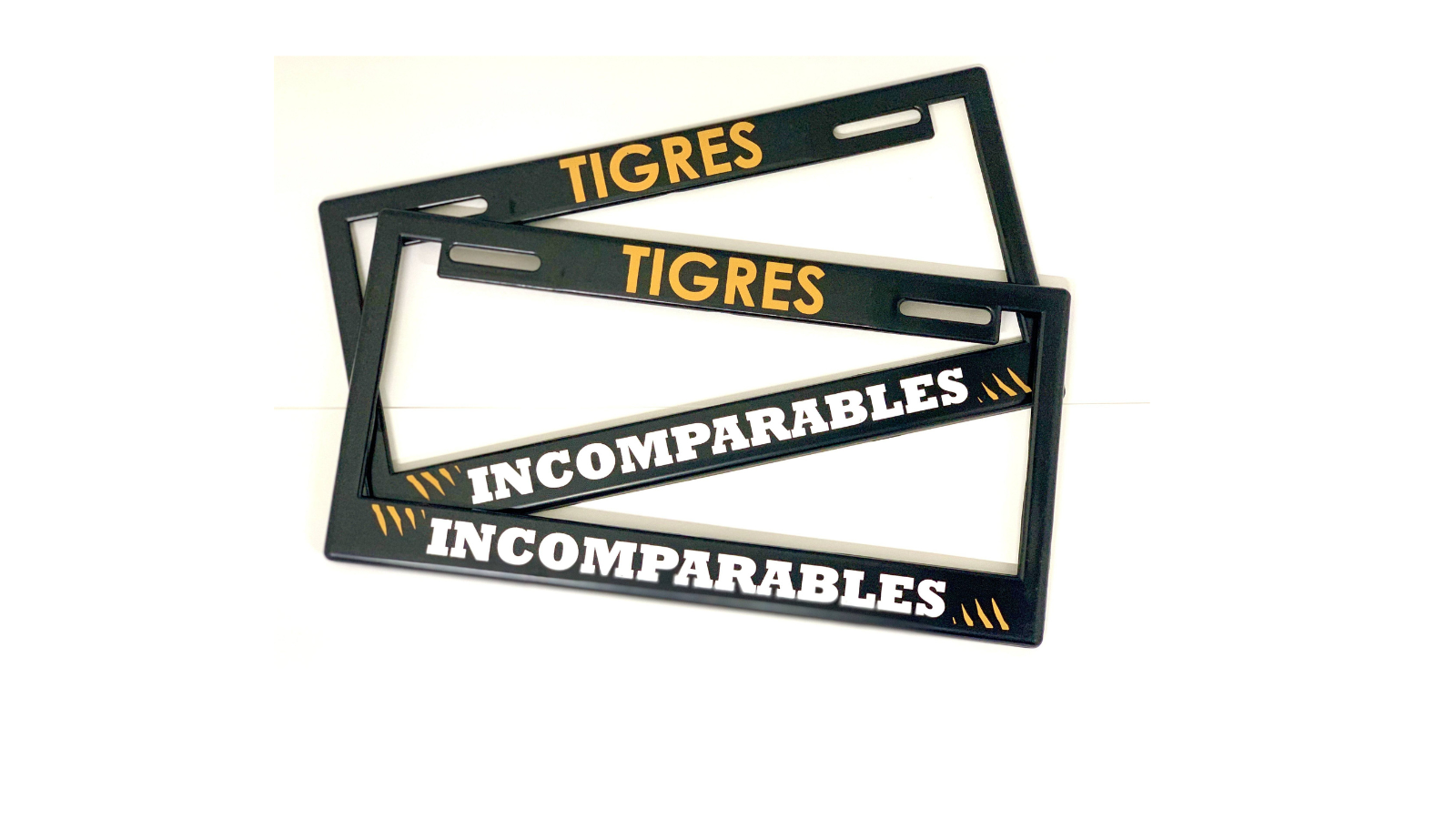 TIT5406 PAR DE PORTAPLACAS PARA CARRO TIGRES